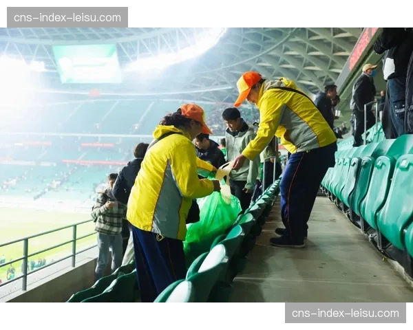 安联球场花絮：球迷巨型TIFO致敬即将离任的拜仁董事会主席